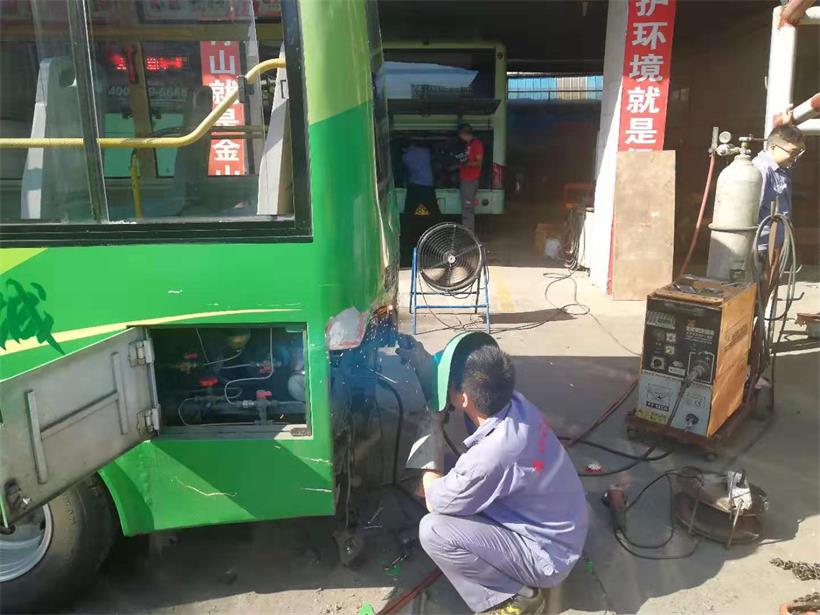 鈑金工，修復(fù)車身.jpg