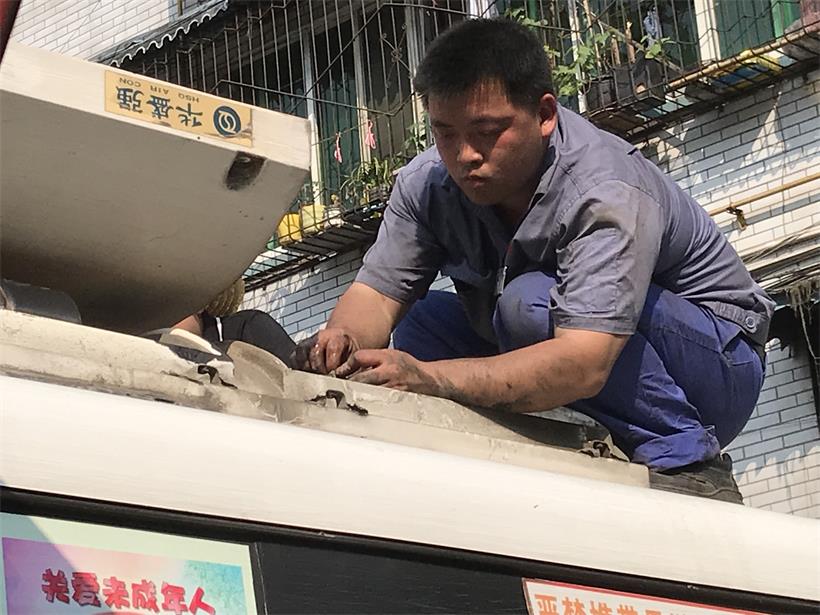 電工，檢修車輛空調(diào).jpg